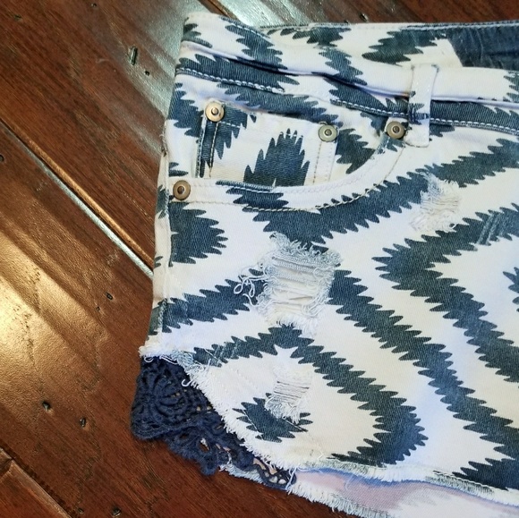 Cute distressed chevron print shorts. - Picture 3 of 7